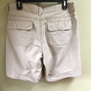 Wrangler khaki shorts with pockets front and back